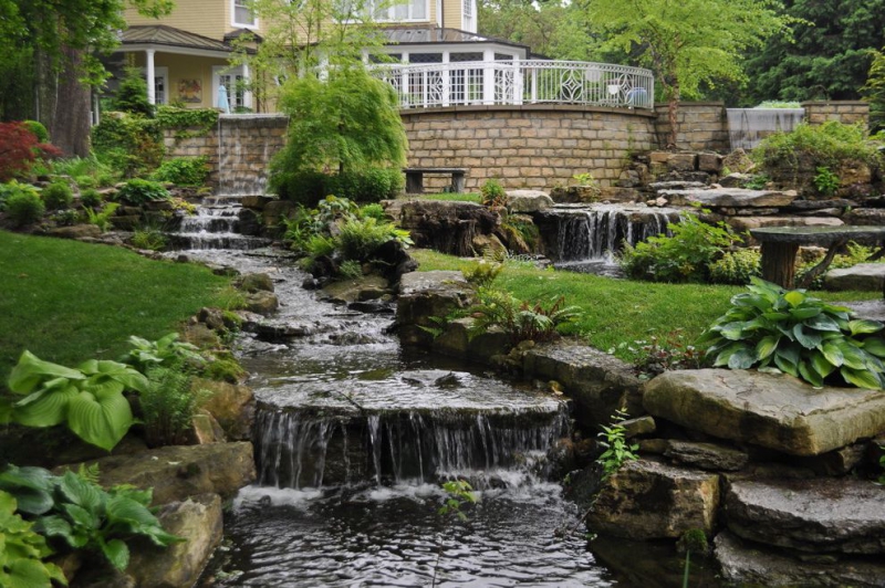 paysagiste-LE CASTELLET-min_landscaping-rock-louisville-ky-traditional-landscape-and-boulders-brick-wall-bushes-grass-koi-law